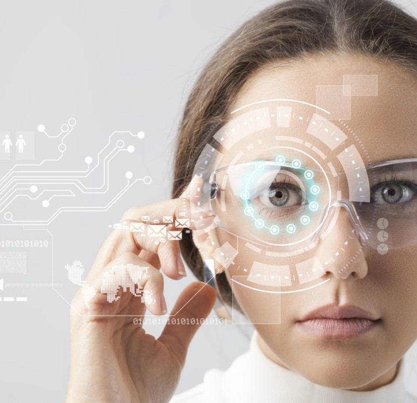 Mujer con gafas futuristas