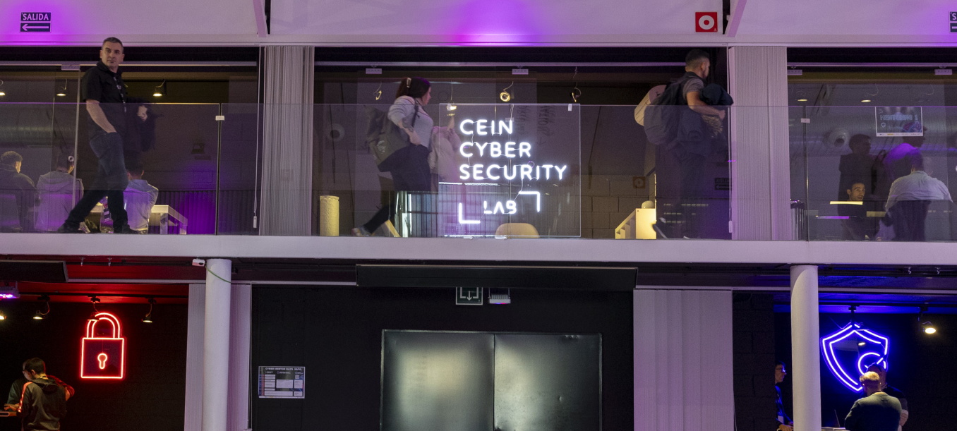 Personas participan en un evento de ciberseguridad de CEIN