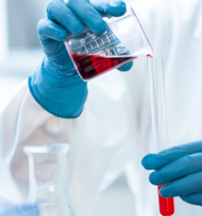 Una persona trabaja con una probeta